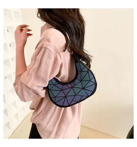 Dettaglio borsa a tracolla laser con motivo geometrico a triangoli olografici riflettenti
