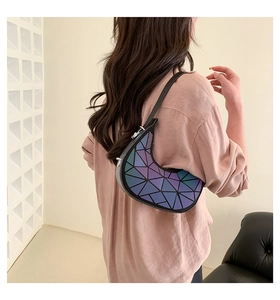 Dettaglio macro del motivo geometrico olografico su questa borsa a tracolla a mezzaluna