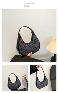 Dettaglio della borsa hobo con motivo geometrico a triangoli e bagliore viola iridato