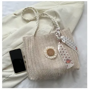Comparaison de taille d'un sac en paille beige avec fleur de tournesol et foulard en soie
