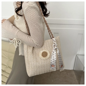 Détail du sac cabas en paille avec fleur de tournesol et foulard en soie imprimé