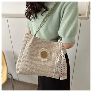 Détail du sac cabas en paille tressée avec marguerite 3D et accessoire foulard fleuri