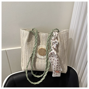 Détail du sac cabas en paille avec fleur de tournesol 3D et foulard en soie décoratif