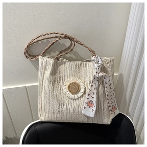 Détail du sac cabas en paille crème avec tournesol au crochet et foulard à motifs