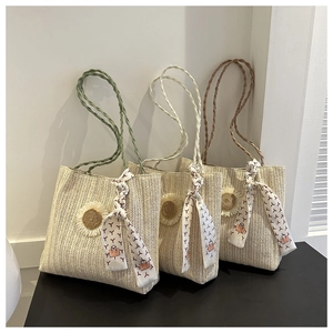 Détails de sacs fourre-tout en paille tissée avec tournesols et foulards à motifs