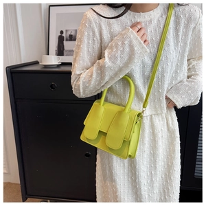 Detail van de neongele PU-lederen crossbodytas met korrelige textuur en stevige handvatten