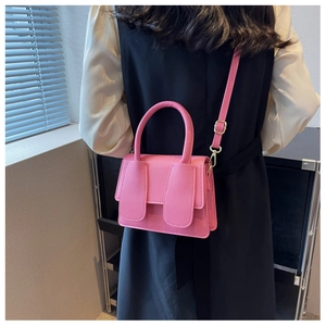 Achteraanzicht van een model met een roze handtas met lychee-textuur en schouderriem