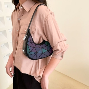 Borsa a spalla a mezzaluna con motivo geometrico a triangolo e finitura laser riflettente