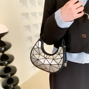 Borsa hobo argento con motivo geometrico a triangoli e manico nero indossata da modella