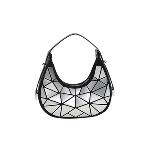 Borsa a spalla a mezzaluna argento con motivi geometrici 3D e finiture nere