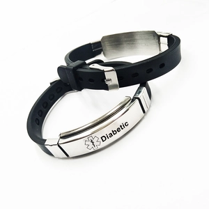 Détail d'un bracelet d'alerte médicale ajustable en silicone noir avec gravure Diabétique