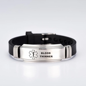 Détail du bracelet d'alerte médicale avec gravure Blood Thinner sur plaque en argent