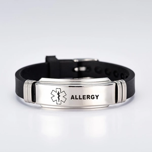 Détail macro du bracelet d'alerte médicale en silicone noir avec logo d'allergie gravé