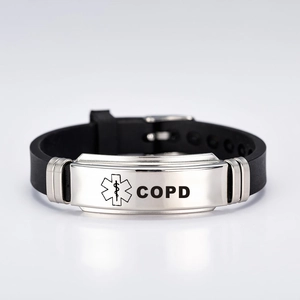 Gros plan sur le bracelet médical COPD en silicone noir avec plaque en acier poli