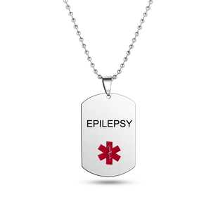 Makroaufnahme des silbernen Edelstahl-Hundemarken-Anhängers mit rotem Symbol und Epilepsie-Text