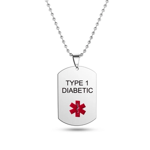 Makro-Detail der Typ-1-Diabetes-Halskette aus Edelstahl mit rotem medizinischem Logo-Anhänger