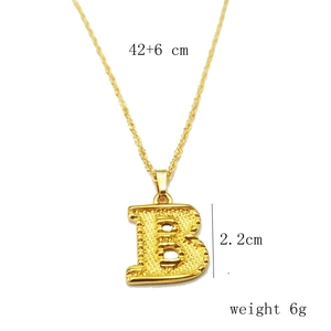 Detailansicht Goldanhänger Buchstabe B mit 2,2 cm Höhe und 42+6 cm Halskettenlänge