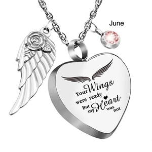 Detail van de hart hanger met vleugels en juni geboortesteen op roestvrijstalen ketting
