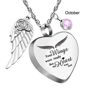 Detail van hart urn ketting met oktober geboortesteen en engelenvleugel hanger