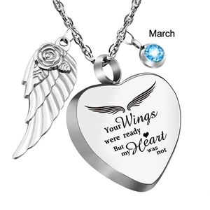 Detail van hart urn ketting met engelenvleugel hanger en maart geboortesteen blauw