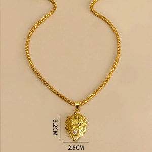Détail du pendentif tête de lion doré montrant les dimensions de 3,2cm par 2,5cm