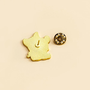 Rückansicht einer goldenen Einhorn-Brosche mit Schmetterlingsverschluss und Textur