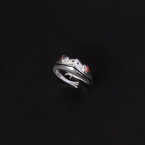 S925 silver frog ring with red gemstone eyes and adjustable open band design