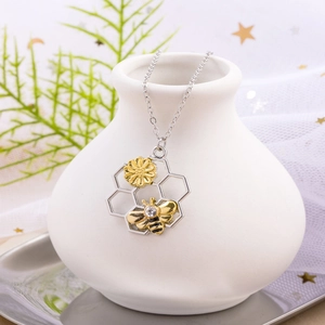Bee Honeycomb Flower Pendant Necklace Alloy Rhinestone Two-Tone Nature Style For Women Elegant Jewelry