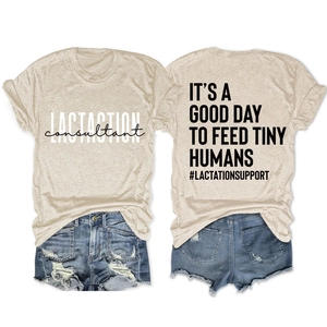 Vue détaillée du t-shirt en coton avec imprimé It's a good day to feed et short en jean