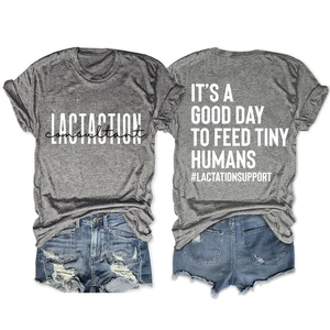 Détail du t-shirt gris avec le slogan IT'S A GOOD DAY TO FEED TINY HUMANS imprimé en blanc