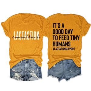 Détails recto-verso du t-shirt jaune avec slogan 'IT'S A GOOD DAY TO FEED TINY HUMANS' imprimé