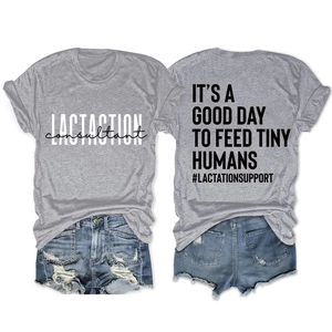 Détail recto-verso du t-shirt en coton gris avec imprimé et du short en jean assorti