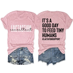 Vue à plat du t-shirt en coton rose et du short en jean vieilli avec imprimé