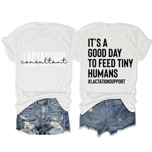Vue détaillée du t-shirt en coton avec imprimé consultant en lactation et slogans