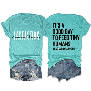 Détail à plat du t-shirt vert menthe avec slogan it's a good day to feed tiny humans