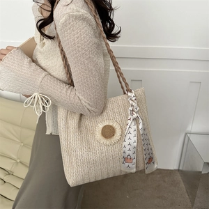 Grand sac cabas en paille tissée avec décor de tournesol et foulard en soie au manche
