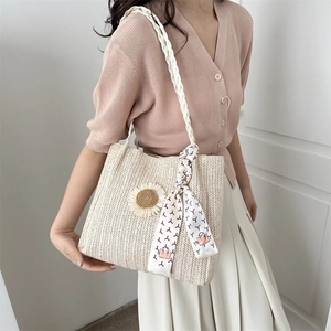 Sac cabas en paille tissé à la main beige avec breloque tournesol et foulard de soie