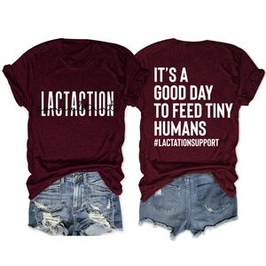 Vues détaillées avant et arrière du t-shirt bordeaux avec slogan et short en jean