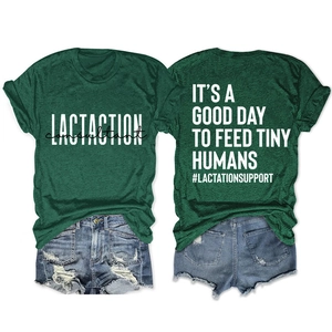T-shirt vert foncé avec slogan allaitement et short en jean bleu délavé troué