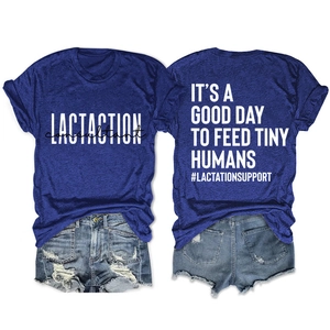 Mise à plat de t-shirt bleu avec imprimé blanc et short en jean assorti