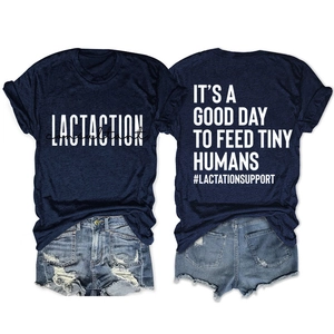 Détail à plat du t-shirt bleu marine avec slogan et short en jean déchiré pour femmes