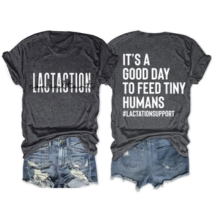Détail à plat d'un t-shirt gris foncé imprimé et d'un short en jean délavé à trous