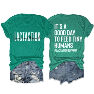 Vue macro de l'imprimé 'IT'S A GOOD DAY TO FEED TINY HUMANS' sur t-shirt vert