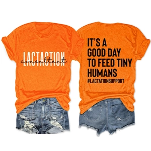 T-shirt orange avec texte imprimé et short en jean présentés à plat sur fond blanc