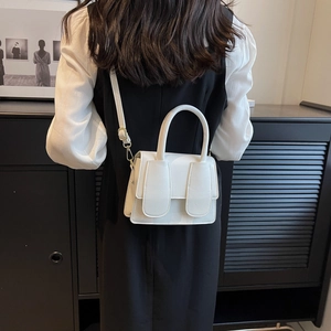 Witte dameshandtas van leer met lychee-patroon, voorzien van handvat en schouderriem