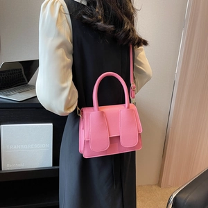 Roze crossbodytas in snoepkleur met konijnenoor-detail en kiezelhoudend lederen textuur