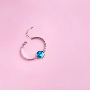 Détail du bracelet réglable en argent avec dôme en verre bleu profond à motif galaxie
