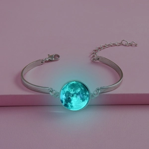 Bracelet argenté ajustable avec pendentif lune luminescent et fermoir mousqueton détaillé