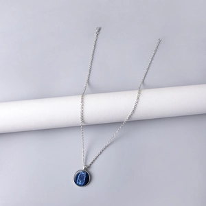 Collana totem lupo siberiano argento con ciondolo tondo in vetro e design a stella