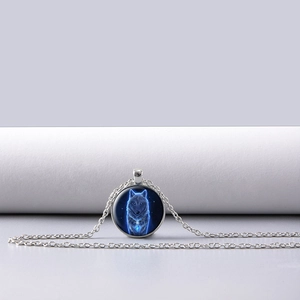 Dettaglio della collana con ciondolo a cupola in vetro totem lupo con lupo mistico blu
